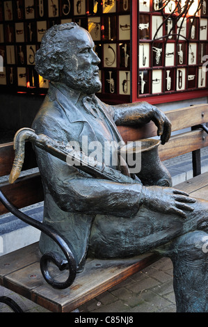 Statue d'Adolphe Sax, concepteur d'instruments de musique belge et de l'inventeur du saxophone, Dinant, Belgique Banque D'Images