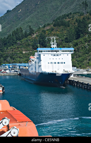 Le détroit Voyage Roll-on roll-off et voiture Straitsman traversier accoste au port de Picton ile sud Nouvelle Zelande NZ Banque D'Images