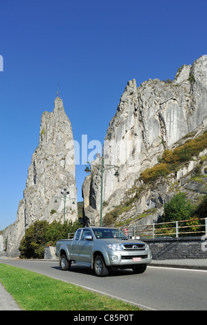 Voiture roulant au-delà de la formation de roche rocher Bayard à Dinant le long de la Meuse, Belgique Banque D'Images