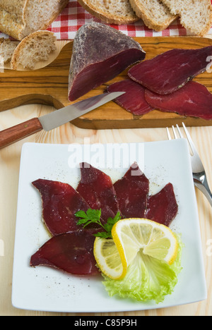 Bresaola ou brisaola est séchée à l'air de boeuf salé, la gastronomie Italienne, Italie Banque D'Images