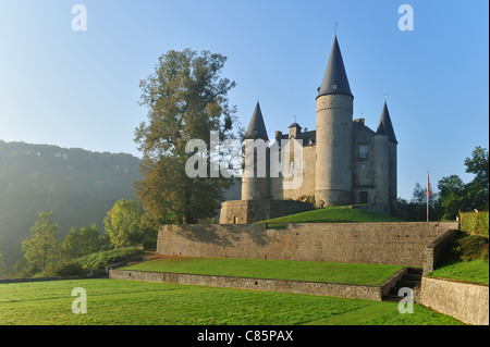 La cité médiévale château de Vêves / château de Vêves en automne brouillard, celles, Ardennes Belges, Belgique Banque D'Images