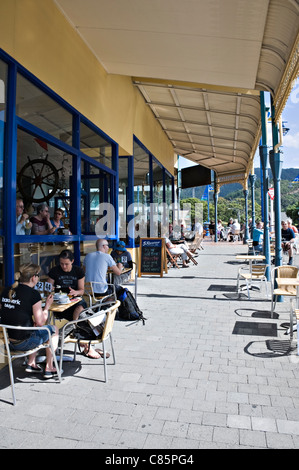 Café et restaurant avec tables en plein air Coin de London Quay et High Street Picton ile sud Nouvelle Zelande NZ Banque D'Images