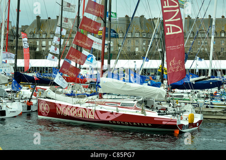 Route du Rhum 2010, bateaux de course / croisière dans le port de St Malo (Bretagne, France). Banque D'Images