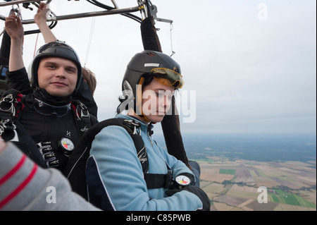 Un groupe de parachutistes à attendre leur tour pour sauter d'un ballon à air chaud. Banque D'Images