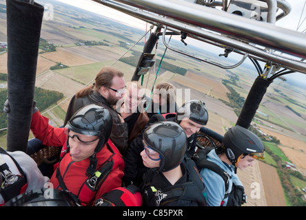 Un groupe de parachutistes à attendre leur tour pour sauter d'un ballon à air chaud. Banque D'Images