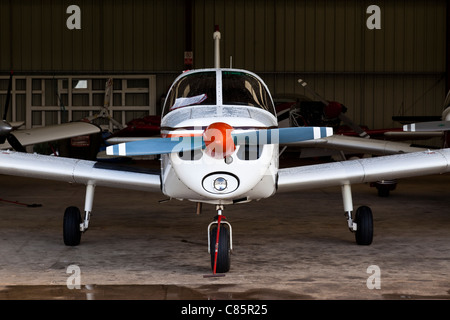 Piper PA-28-140 Cherokee reg. G-ATUB à Netherthrope Banque D'Images