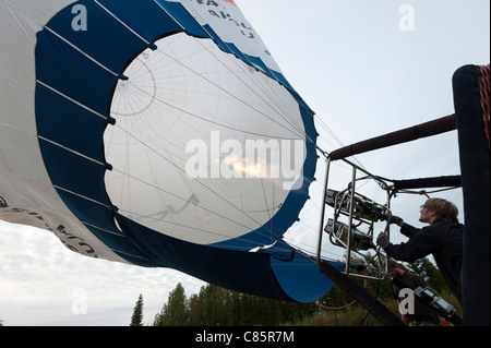 Remplir un ballon avant le voyage à Oulu, Finlande Banque D'Images