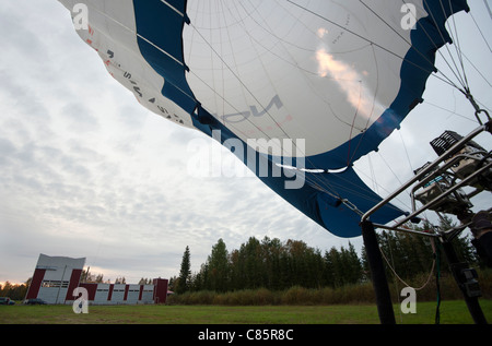 Remplir un ballon avant le voyage à Oulu, Finlande Banque D'Images