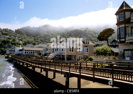 Vue panoramique sur le brouillard dans le matériel roulant sur la promenade ,maisons anciennes et de Victoria dans la région de Sausa hurrican gulch Banque D'Images