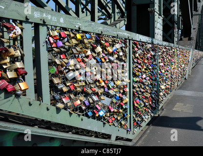 Cadenas d'amour ou d'amour se bloque sur une barrière de sécurité sur le pont Hohenzollern à Cologne, Allemagne Banque D'Images