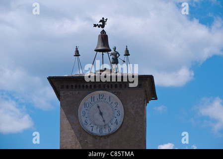 Une description détaillée de près de l'Maurizio tour avec la célèbre 14e siècle bell et bell ringer au sommet de la tour à Orvieto, Italie. Banque D'Images