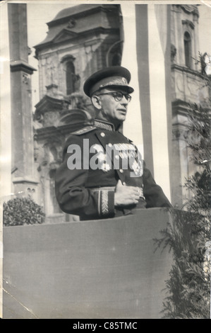 Colonel-général de l'armée soviétique lors d'un défilé militaire à la place de Staline à Prague, en Tchécoslovaquie. Photo d'archives. Banque D'Images