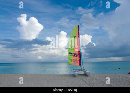 Bateau à voile tiré vers le haut sur la plage. Banque D'Images