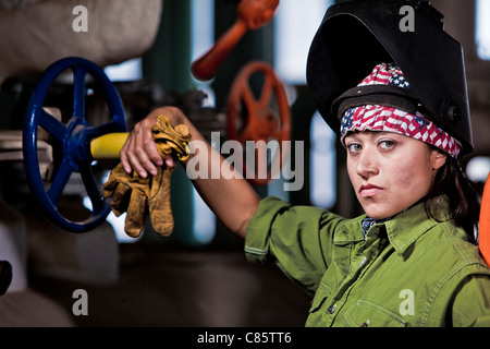 Soudeur hispanique grave Banque D'Images