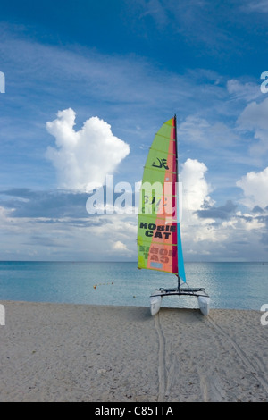 Un catamaran voile tiré vers le haut sur la plage de Cuba, des Caraïbes. Banque D'Images