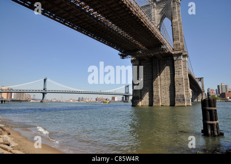 Vue depuis le pont de Brooklyn, Manhattan Bridge sous avec distance de New York City Banque D'Images