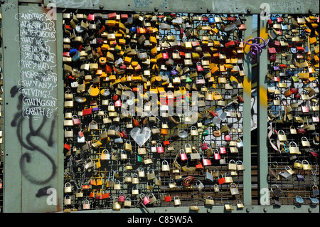 Cadenas d'amour ou d'amour se bloque sur une barrière de sécurité sur le pont Hohenzollern à Cologne, Allemagne Banque D'Images