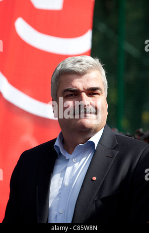 Håkan Juholt, chef du parti social-démocrate suédois, tient son discours d'été dans la banlieue de Stockholm, Västertorp. Banque D'Images