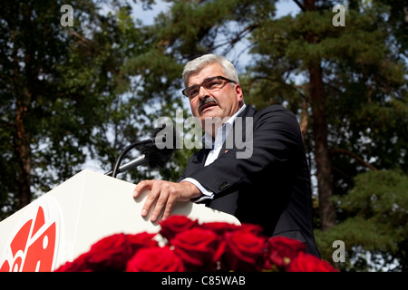 Håkan Juholt, chef du parti social-démocrate suédois, tient son discours d'été dans la banlieue de Stockholm, Västertorp. Banque D'Images