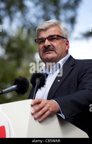 Håkan Juholt, chef du parti social-démocrate suédois, tient son discours d'été dans la banlieue de Stockholm, Västertorp. Banque D'Images