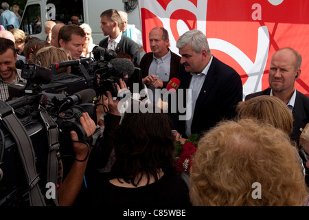 Håkan Juholt, chef du parti social-démocrate suédois, tient son discours d'été dans la banlieue de Stockholm, Västertorp. Banque D'Images