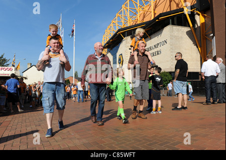 Football fans arrivant à Molineux stadium accueil Wolverhampton Wanderers FC Angleterre Uk Banque D'Images