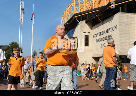 Football fans arrivant à Molineux stadium accueil Wolverhampton Wanderers FC Angleterre Uk Banque D'Images