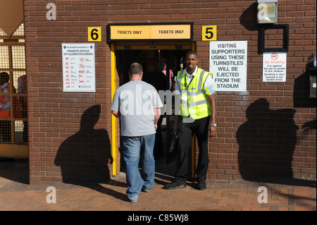 Football fans arrivant à Molineux stadium accueil Wolverhampton Wanderers FC Angleterre Uk Banque D'Images