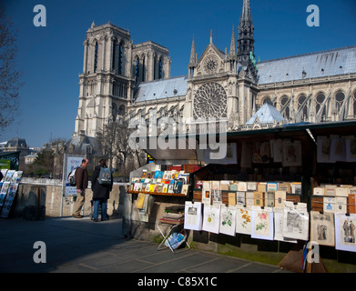 La cathédrale Notre-Dame et boutique de cadeaux. Paris, France, Europe. Banque D'Images