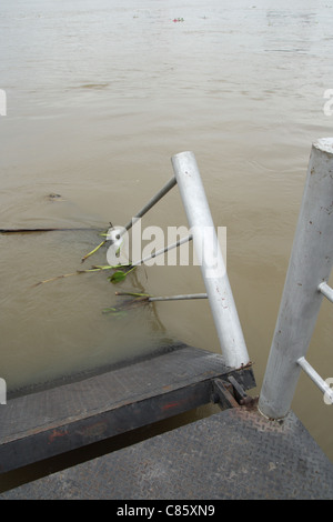 Broken Bridge en crue , Thaïlande Banque D'Images