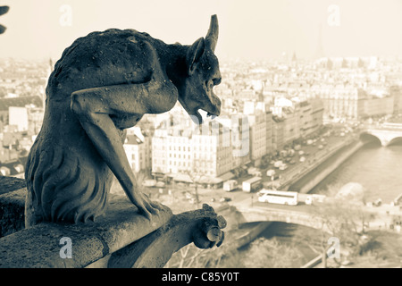 La figure de gargouille. La Cathédrale Notre Dame. Paris, France, Europe. Banque D'Images