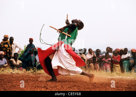 Le Burundi. Le batteur holding baguettes de tambour et de la danse, à partir d'un groupe traditionnel au Burundi. Banque D'Images