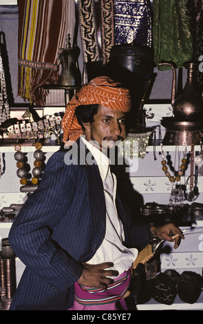 Portrait d'un jeune adulte yéménite de mâcher le qat et fumer une cigarette dans un magasin de bijoux, Sanaa, Yémen Banque D'Images