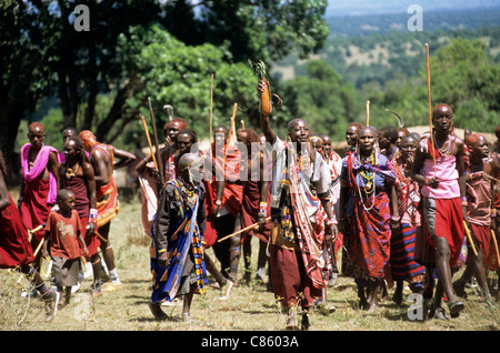 Lolgorian, au Kenya. Manyatta Masaï Siria ; groupe de rendre visite à de la famille qui arrive avec des cadeaux pour les fêtes. Banque D'Images