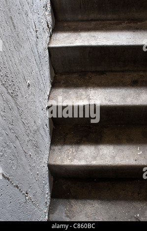 Une composition graphique d'un escalier dans un parking couvert Banque D'Images