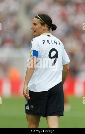 Le capitaine de l'équipe Allemagne Birgit Prinz en action pendant le match d'ouverture de la Coupe du Monde féminine 2011 tournoi contre le Canada. Banque D'Images