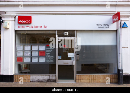 Une vue générale d'une branche de l'agence de recrutement Adecco à Aylesbury, Buckinghamshire Banque D'Images