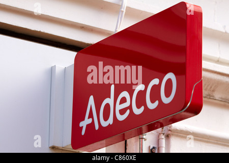 Une vue générale d'une branche de l'agence de recrutement Adecco à Aylesbury, Buckinghamshire Banque D'Images