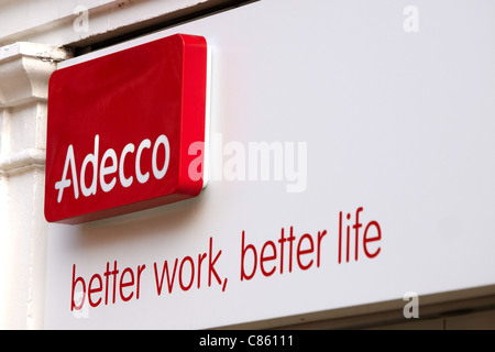 Une vue générale d'une branche de l'agence de recrutement Adecco à Aylesbury, Buckinghamshire Banque D'Images