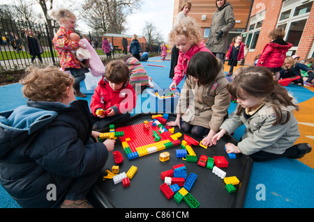 Les jeunes de l'école primaire des enfants jouant avec des blocs de construction Banque D'Images