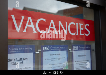 Une vue générale d'une direction de la Jobs@Pertemps recruitment agency à Aylesbury, Buckinghamshire Banque D'Images