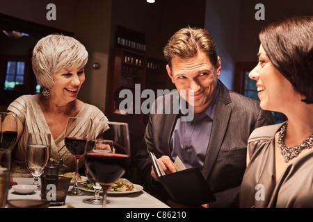 Les amis manger ensemble dans un restaurant Banque D'Images