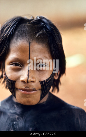 Un Ukre-village, Xingu, au Brésil. Bep Dja, un jeune Indien Kayapo, avec des corps noir et la peinture pour le visage. Banque D'Images