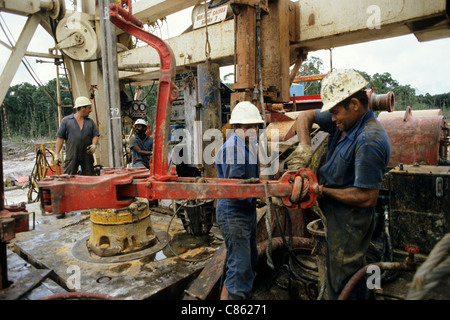 L'état d'Amazonas, au Brésil. Site d'exploration pétrolière Petrobras dans la forêt tropicale ; quatre travailleurs à l'installation de forage ; Caraoari. Banque D'Images