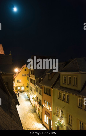 Couvert de neige, pittoresque village la nuit Banque D'Images