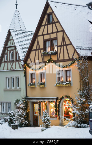 Quaint village couvert de neige, décorée pour Noël Banque D'Images