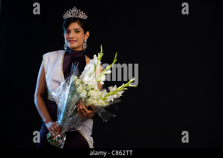 Portrait d'une reine de beauté avec un bouquet Banque D'Images