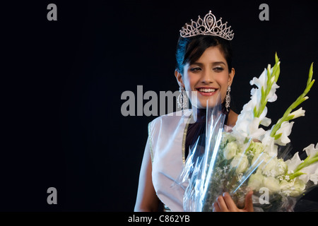 Reine de beauté avec un bouquet de fleurs Banque D'Images