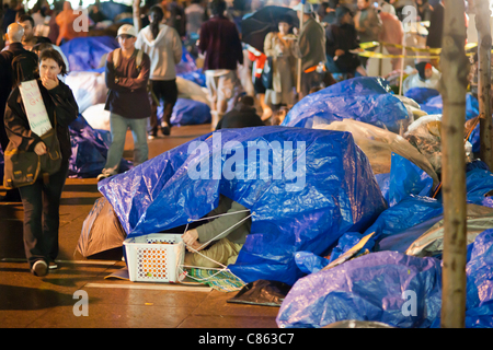 Occupy Wall Street des manifestants à Zuccotti Park dans le Lower Manhattan à New York le mercredi, Octobre 12, 2011 Préparer un soir de pluie froide. Le maire de New York Michael Bloomberg a visité les manifestants ce soir et leur a dit que le parc sera nettoyée par étapes dès le vendredi matin. Banque D'Images