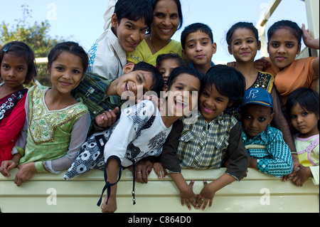 Les enfants indiens dans l'arrière du camion à TATA (dépêche écrite, New Delhi, Inde Banque D'Images